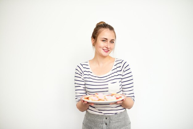 uśmiechnięta osoba z talerzem